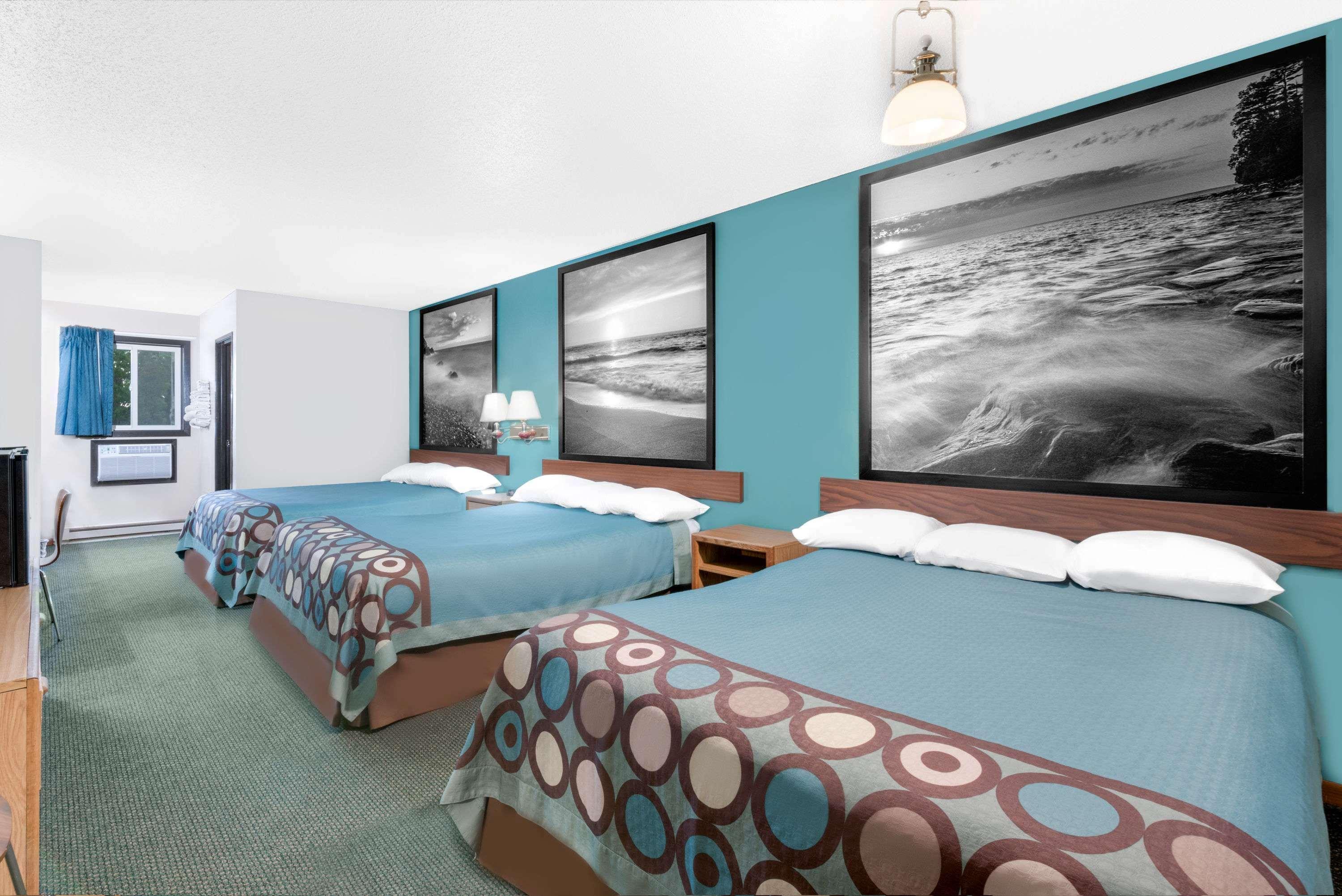 Super 8 By Wyndham Huron Exteriör bild